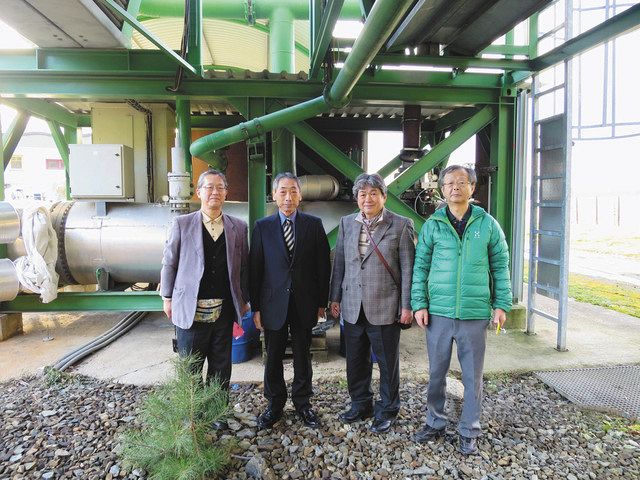 オーストリア・ブルーマウにあるバイナリー発電所を視察する佐藤英雄さん（左端）、加藤勝一さん（左から２人目）＝２０１５年１月、加藤さん提供
