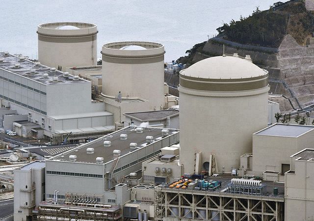 関西電力美浜原発の（左から）1号機、2号機、3号機＝2021年1月、福井県美浜町で、本社ヘリ「まなづる」から