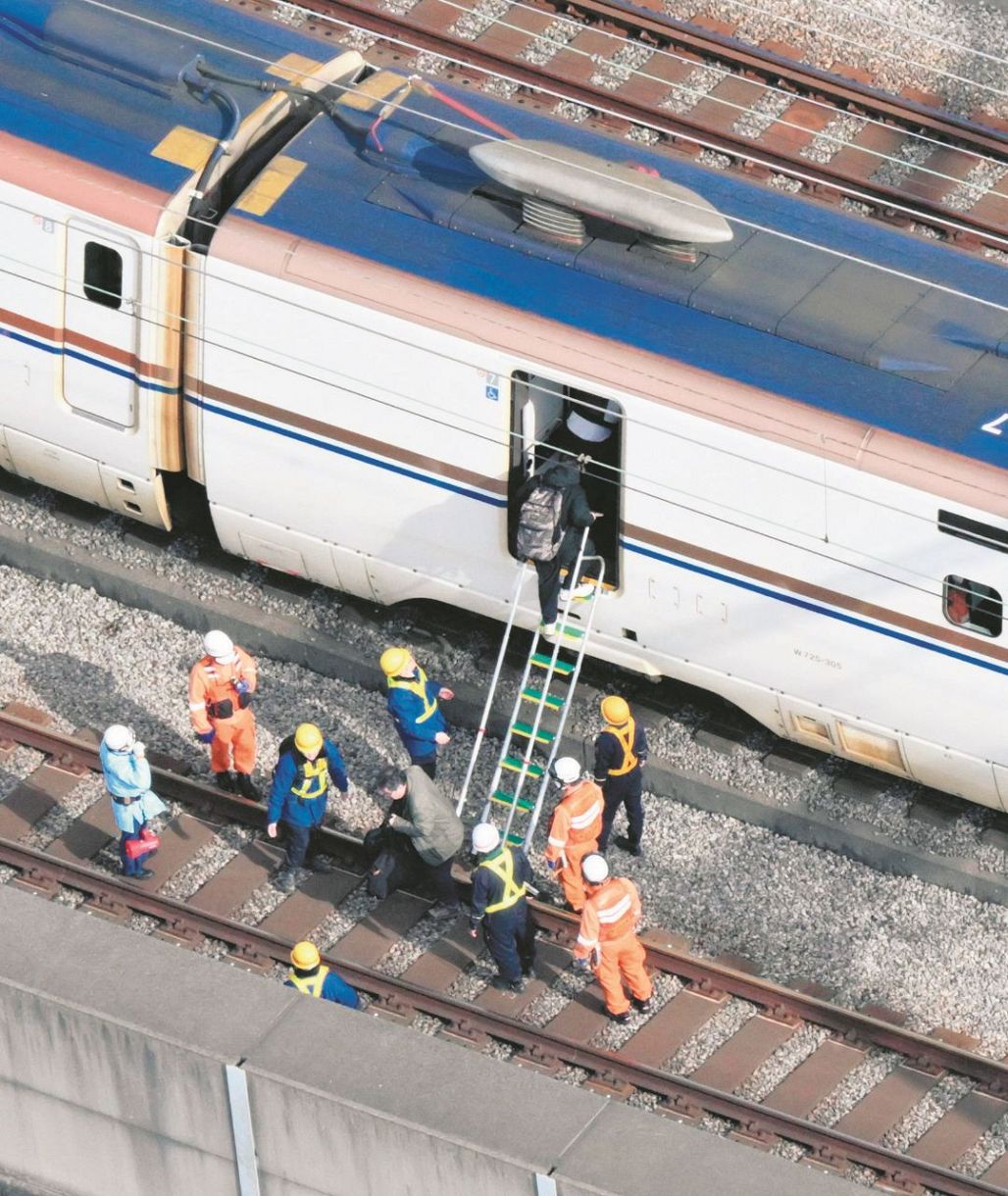 走行中、窓ガラスにヒビ…何かが当たった？ 北陸新幹線の乗客が撮影