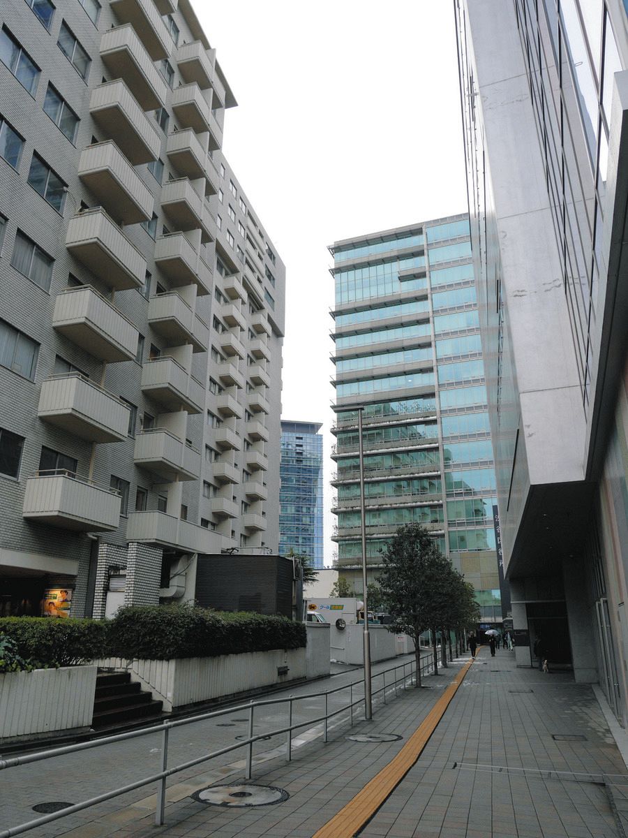 渋谷ホームズ（左）に面し、廃止が計画されている区道＝東京都渋谷区で（中村真暁撮影）