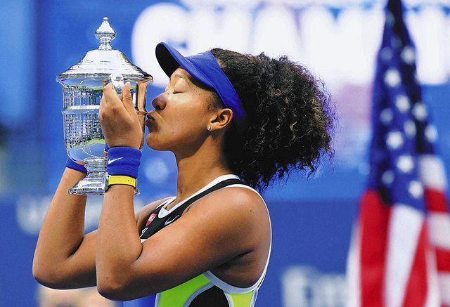 テニスの全米オープン女子シングルスで２年ぶり２度目の優勝を果たし、トロフィーにキスをする大坂なおみ＝１２日、ニューヨークで（ＵＳＡ　ＴＯＤＡＹ・ロイター・共同）