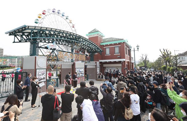 約３年５カ月ぶりにリニューアルオープンした「あらかわ遊園」のオープニングセレモニーに詰めかけた大勢の人たち＝いずれも2022年4月21日、東京都荒川区で（沢田将人撮影）