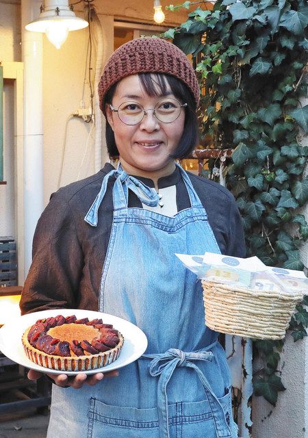 手作りの紫芋のタルト（左）と日本国憲法条文クッキーを手に持つトミヤマチハルさん＝中野区で
