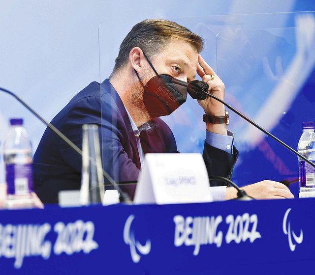 記者会見で厳しい表情を見せるＩＰＣのパーソンズ会長。ロシアとベラルーシの選手団に対して北京冬季パラリンピックへの参加を認めない決定を下したと発表した＝共同