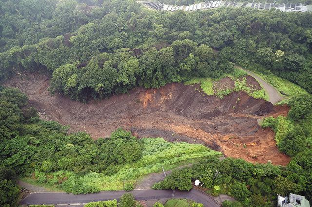 土石流が発生したと見られる起点地点周辺＝３日、熱海市伊豆山で、本社ヘリ「まなづる」か
