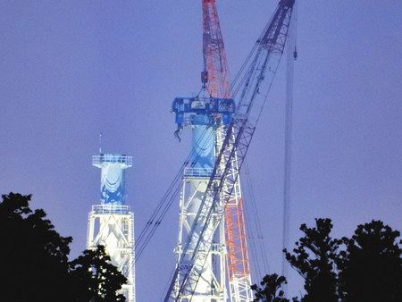 通信トラブルによる切断装置の操作不能で遅れ、作業は夜間も続けられた＝３０日、福島県浪江町から望遠で撮影