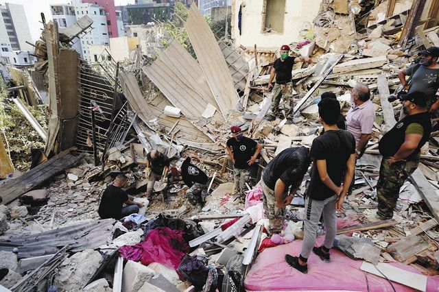 大規模爆発が起きたレバノンの首都ベイルートで、行方不明者の捜索をする兵士ら＝ＡＰ・共同 