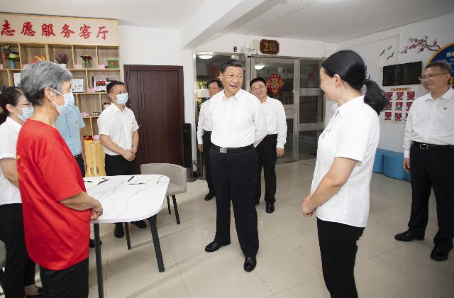 6月28日、中国・武漢市を視察する習近平国家主席（中央）＝新華社・共同