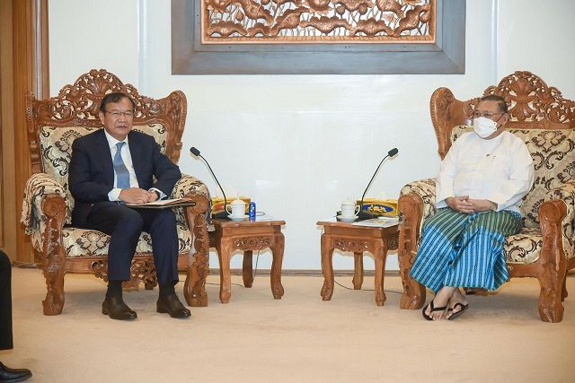 6月30日、ネピドーで、ミャンマーのワナマウンルイン外相㊨と会談するカンボジアのプラク・ソコン副首相兼外相＝カンボジア外務省のホームページから