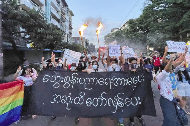 ミャンマー最大都市ヤンゴンで軍政に抗議する市民ら＝１１月（ＡＰ）