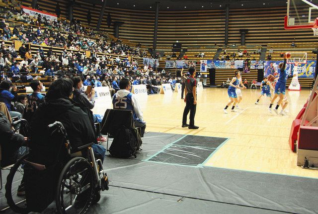 障害者ら１００人が東京羽田ヴィッキーズのスリーポイントシュートなどに大きな拍手を送った＝大田区総合体育館で（日東工器提供）