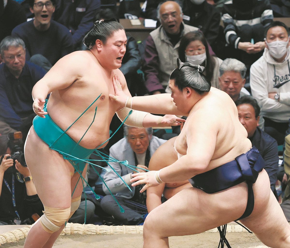 横綱大の里「体が大きく見える」紺色の締め込みで白星 休場明けの初日