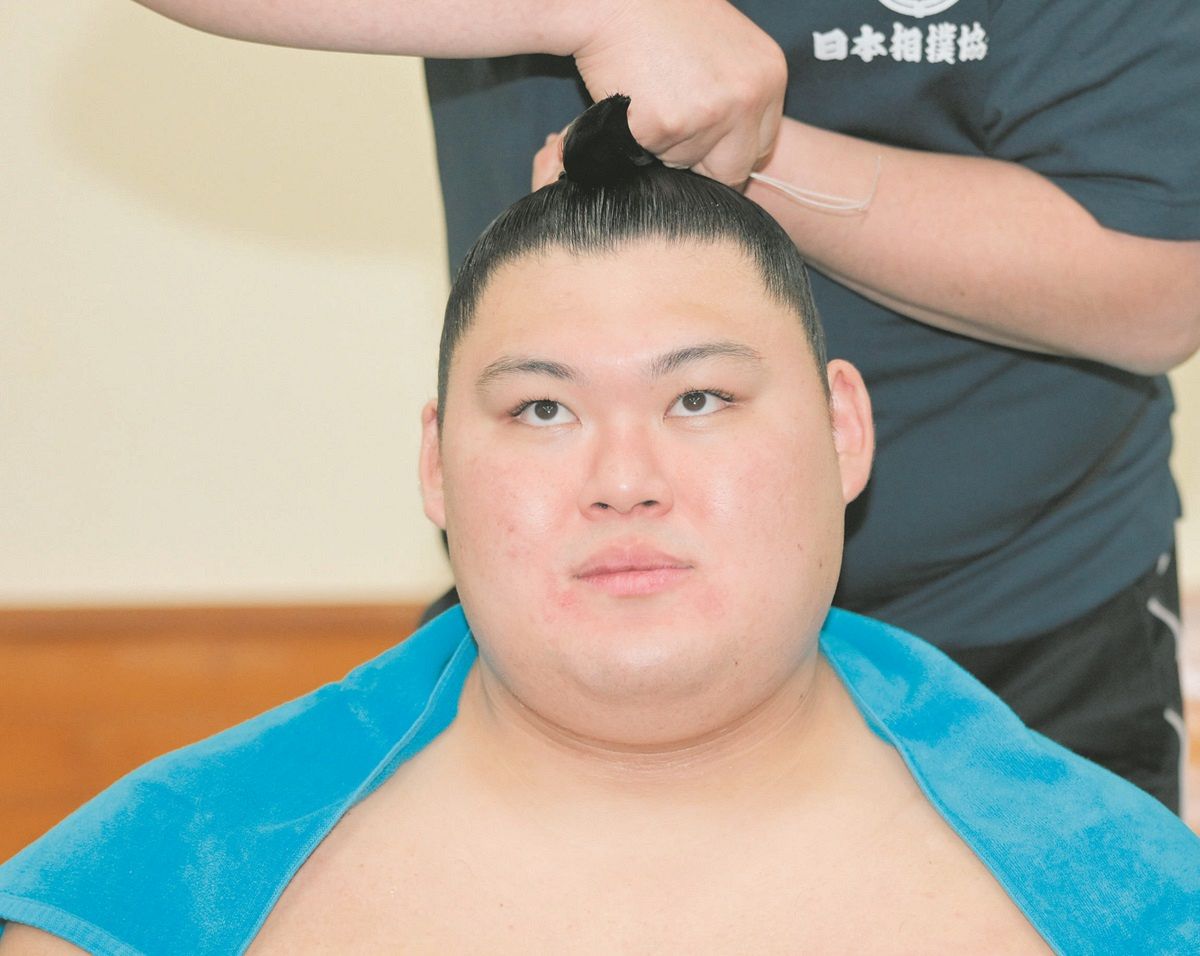 横綱大の里「体が大きく見える」紺色の締め込みで白星 休場明けの初日