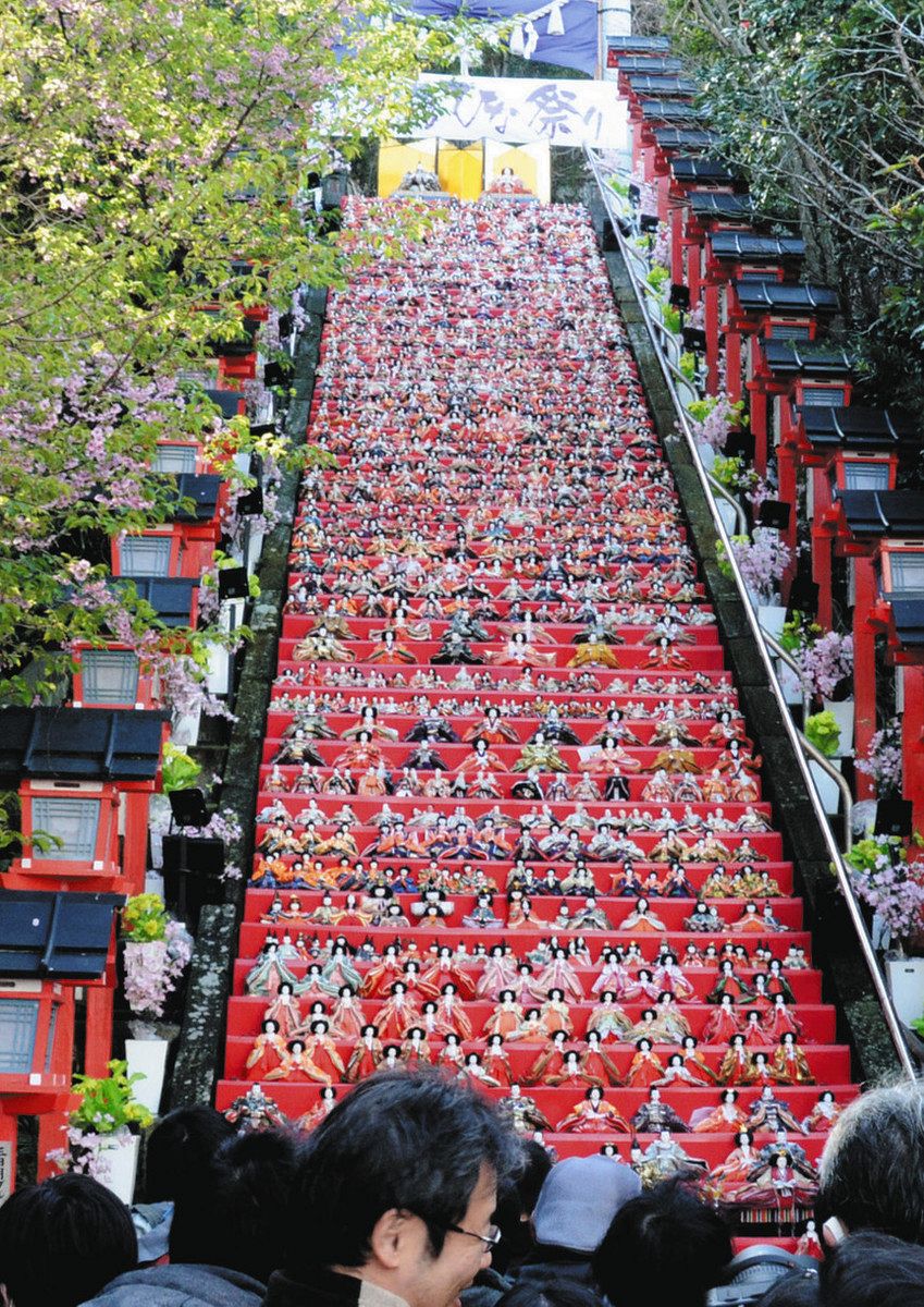 圧巻 石段に1800体 「かつうらビッグひな祭り」勝浦で3日まで開催