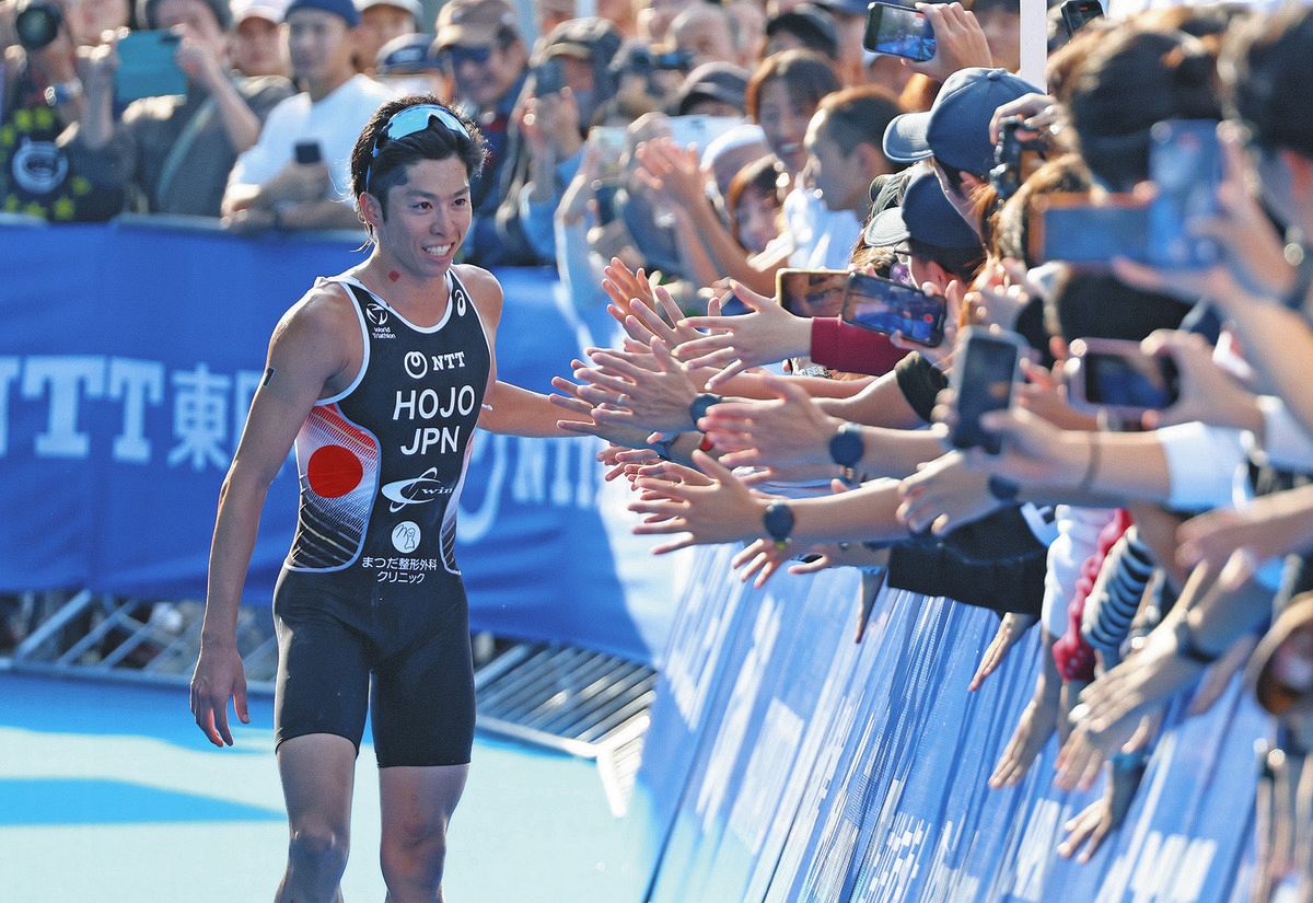 観客とタッチを交わしながらゴールに向かう男子で優勝した北條巧（平野皓士朗撮影）