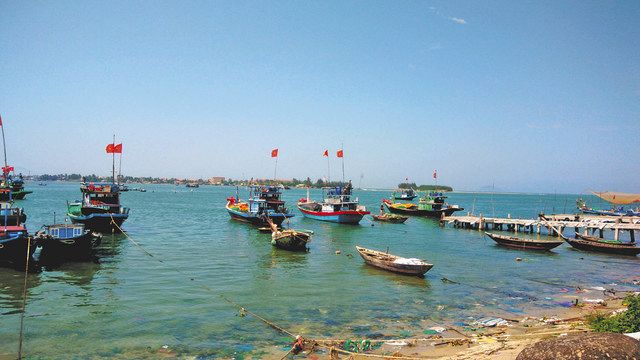 リンさんがフグのサンプル収集で訪れたベトナム中部の都市ホイアンの漁港＝本人提供