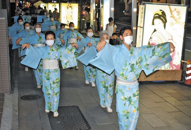 マスク姿で絵灯篭の脇を踊り歩いた浅草盆踊り連盟のパレード＝台東区で
