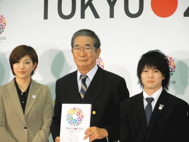 東京五輪招致計画概要発表会見に出席した石原慎太郎東京都知事（当時）。右は内村航平さん、左は塩田玲子さん＝2012年２月、東京都庁で