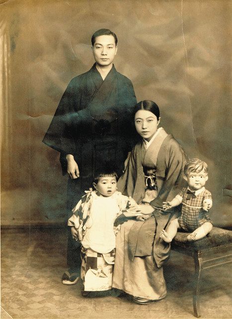 水上源一と妻はつね、長女宣子の家族写真。宣子２歳の記念に撮影した