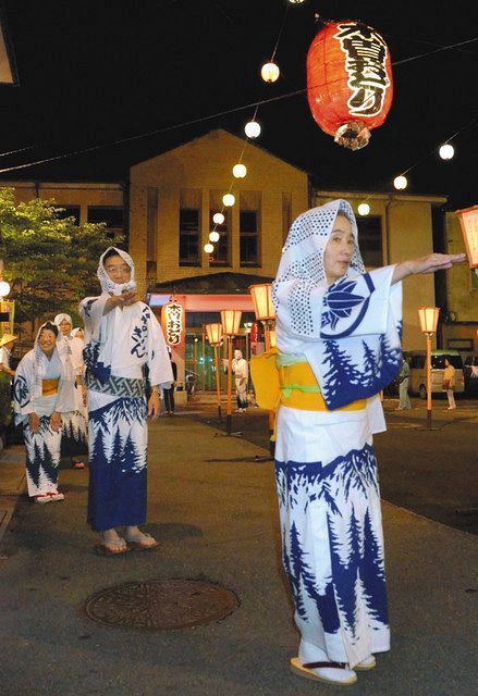 ２０１３年、「木曽節」に合わせて踊る保存会メンバーら