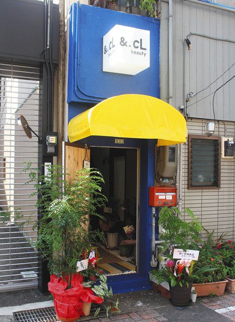 チヨ美容室を引き継ぎ、開店した「＆．ｃＬ」の入り口＝いずれも熱海市渚町で

