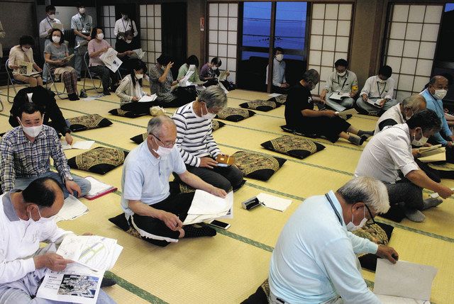 復興まちづくりの手法などに関する説明を聴く住民ら＝熱海市伊豆山で 