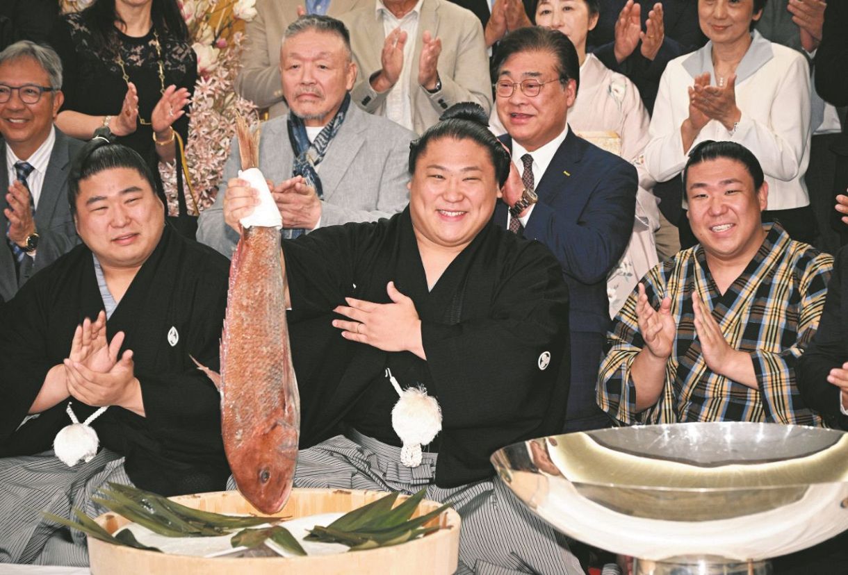 若 隆景 優勝 家族