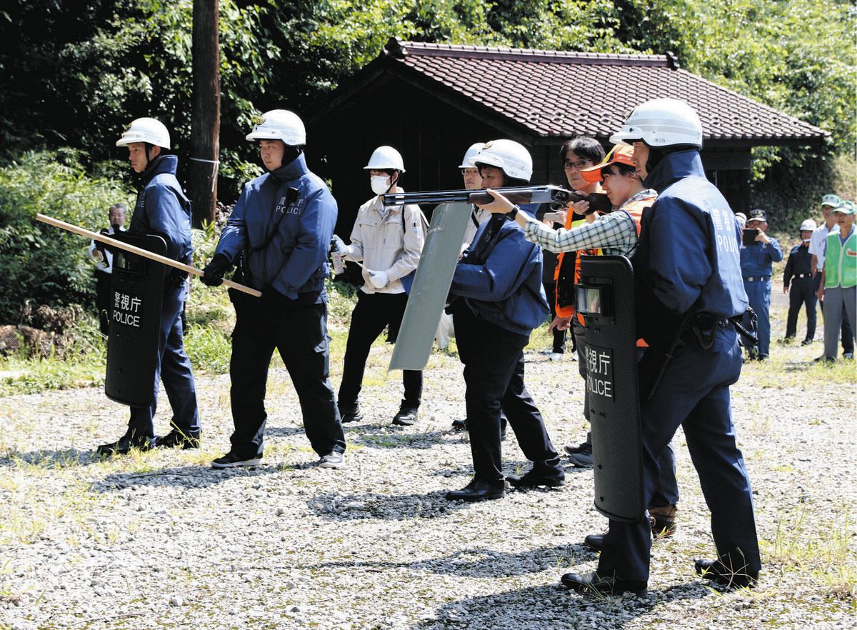 クマを捕獲する訓練をする猟友会メンバーや警察官