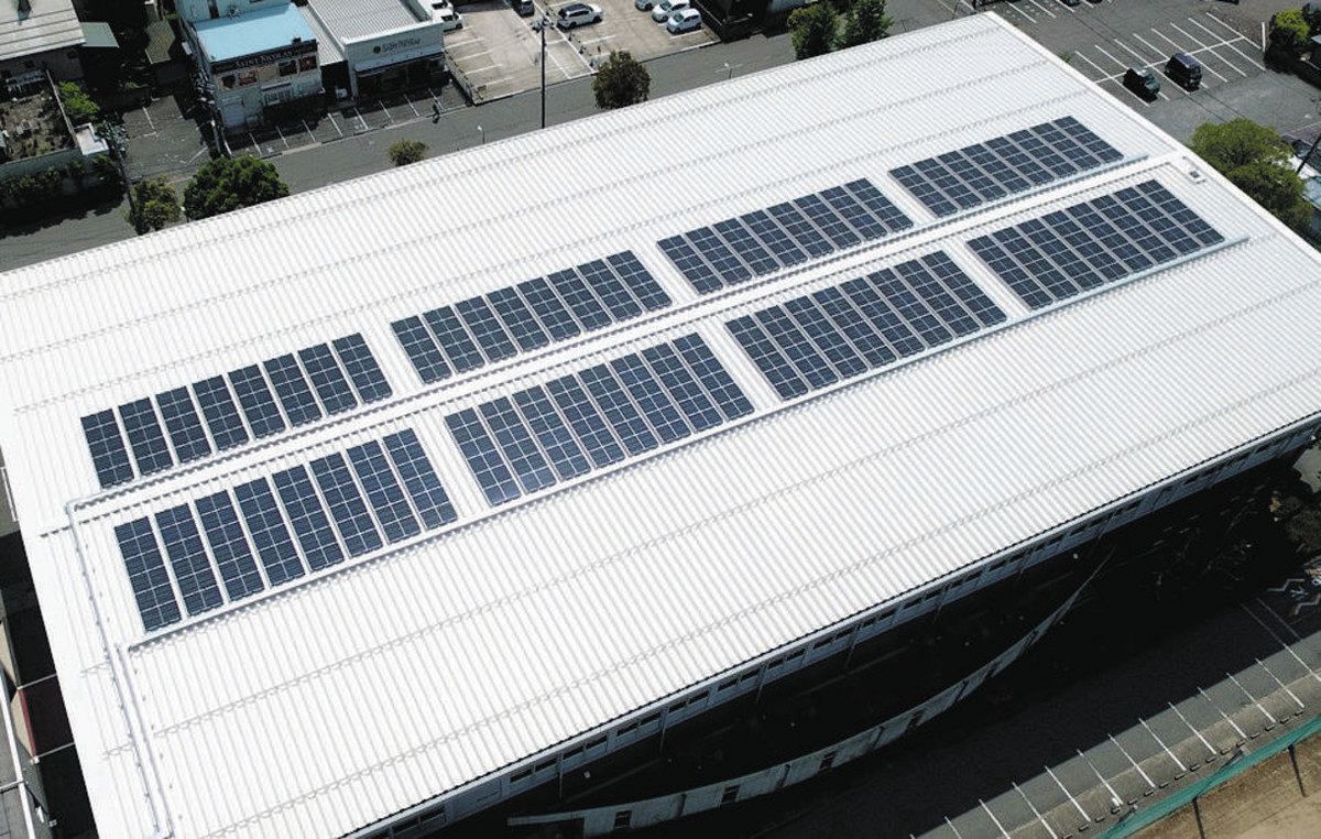 石川県野々市市の金沢工業大扇が丘キャンパスの体育館に設置された太陽光発電パネル＝同大提供

