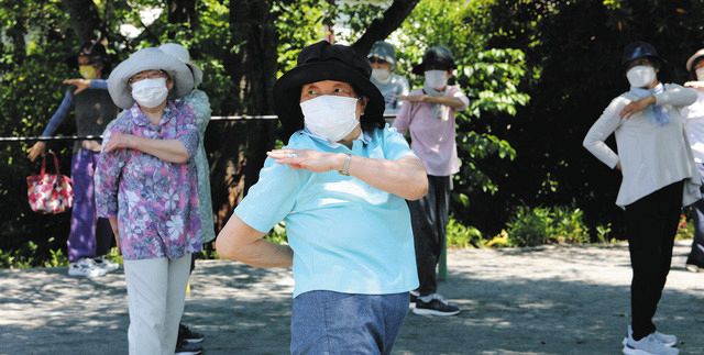 朝から公園に集まり体を動かす人たち