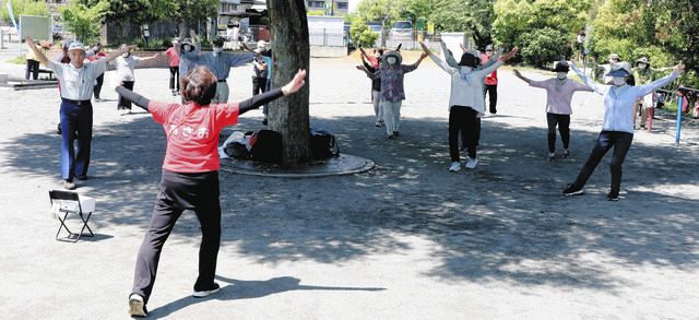 指導員の動きに合わせて運動する人たち＝いずれも川崎市麻生区で