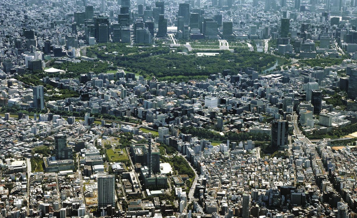 望 ～都の空から＞防衛省・皇居周辺 民主主義軽視に危機感：東京新聞