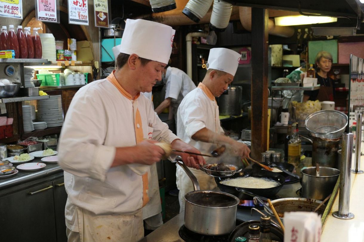 ヨシカミ【台東区・浅草】＜うますぎて申し訳ないス！＞老舗洋食店の大定番「ビーフシチュー」 〜ぐるり東京 名品さんぽ〜：東京新聞 TOKYO Web