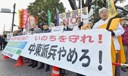 首相官邸前で自衛隊の中東派遣に反対の声を上げる人たち＝２７日、東京・永田町で
