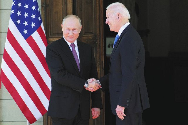 昨年の米ロ首脳会談の時に握手を交わしたロシアのプーチン大統領（左）とバイデン米大統領＝2021年6月16日、スイスのジュネーブで（AP）