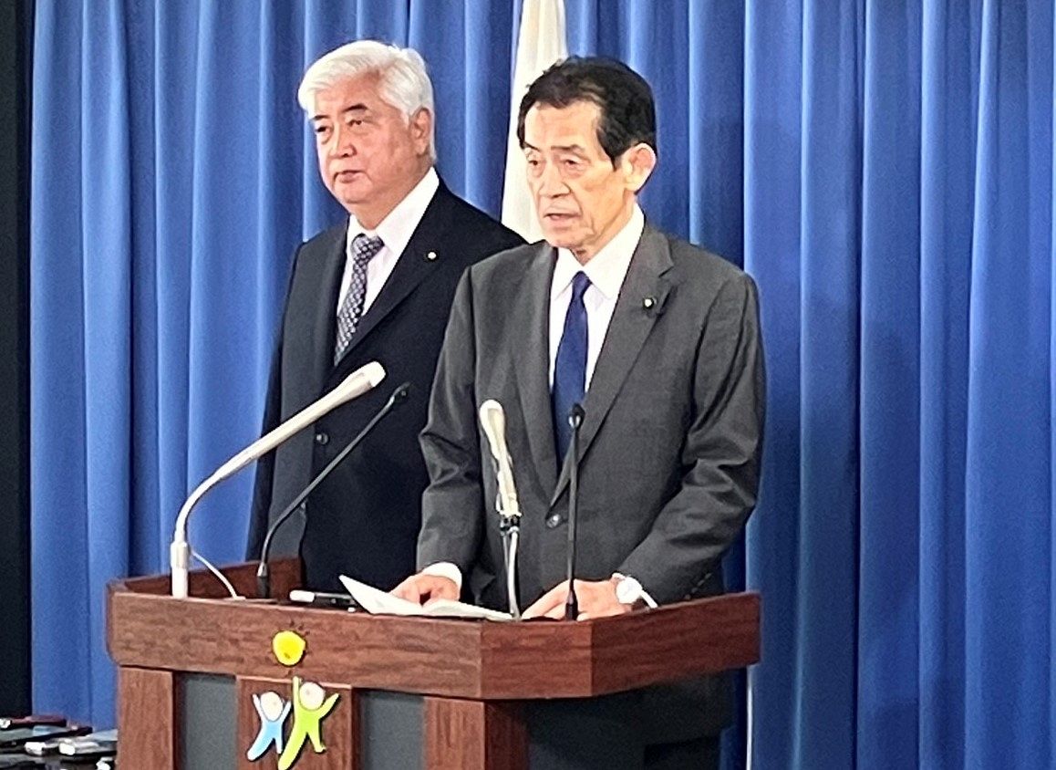 自民党総裁選の日程などについて説明する党総裁選挙管理委員会の逢沢一郎委員長（右）＝20日午前、党本部