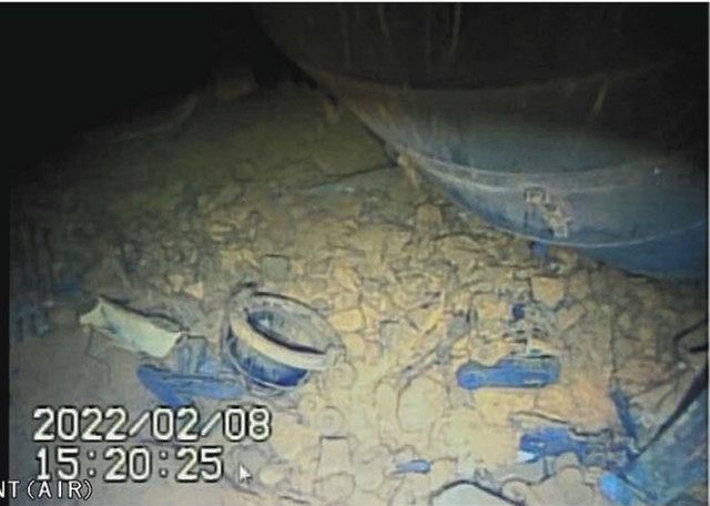1号機原子炉格納容器底部には、ロボット投入のために切り落とした配管の一部が沈んでいた（国際廃炉研究開発機構、日立GEニュークリア・エナジー提供）