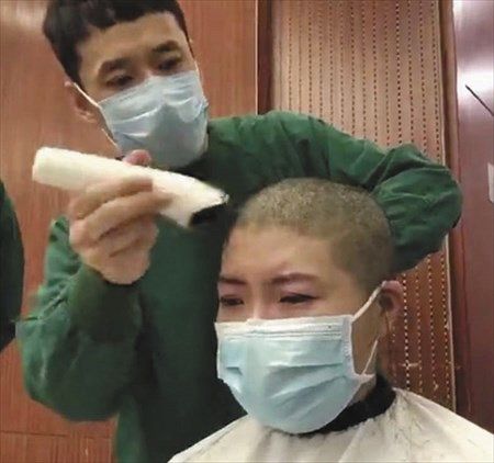 中国当局 新型コロナ対策で女性看護師を一斉丸刈り 強制か 宣伝利用だ と批判噴出 東京新聞 Tokyo Web