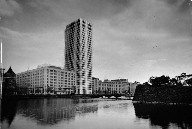 １９７４年、完成当時の東京海上ビル＝前川建築設計事務所提供
