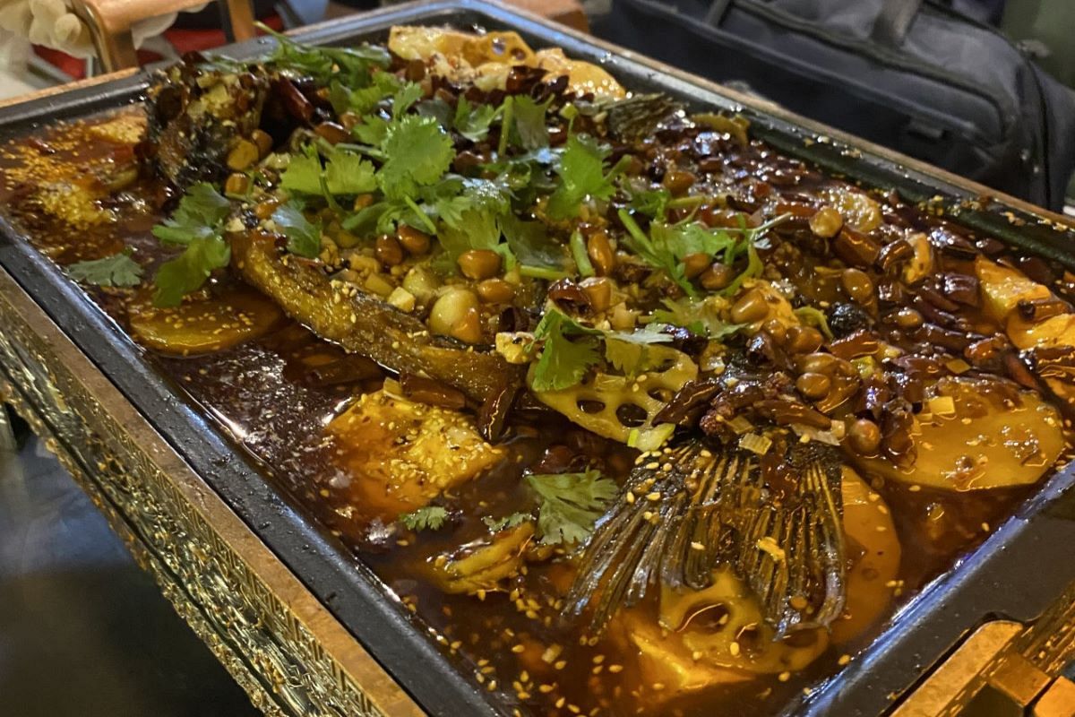 ビルのワンフロアに1980年代の中国農村が 東北地方の焼烤（BBQ）と四川