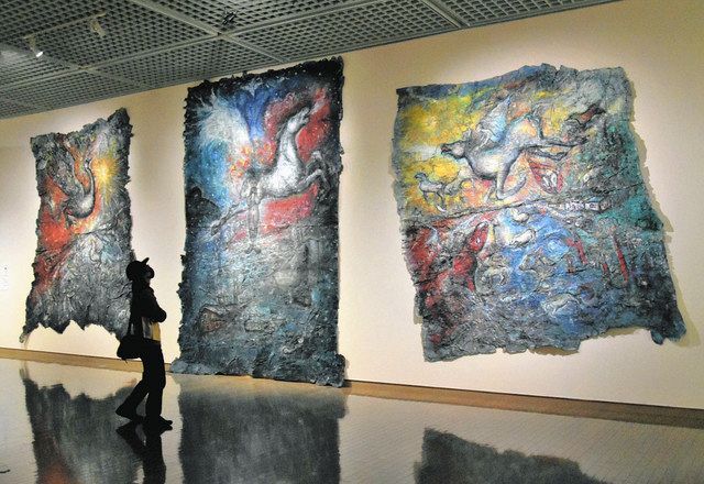 左から「天空　昇」、「刻の川　揺」、「牧場　放」の３部作＝いずれも平塚市美術館で
