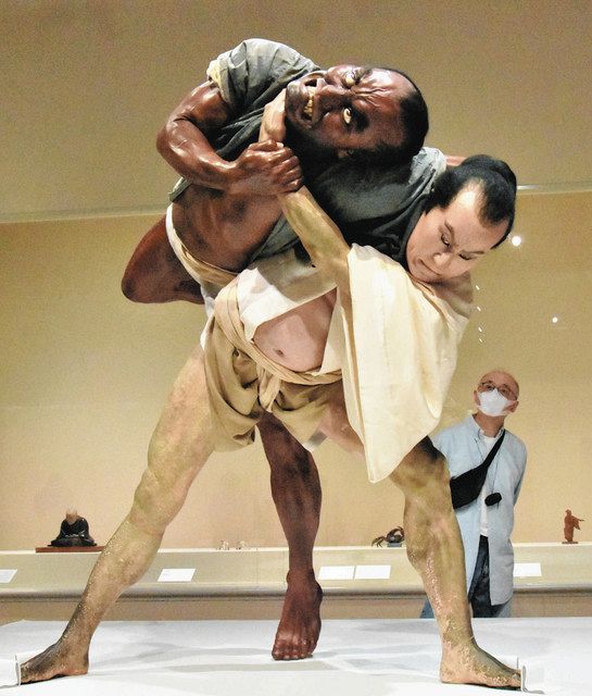 迫力ある安本亀八作「相撲生人形」（１８９０年、熊本市現代美術館蔵）