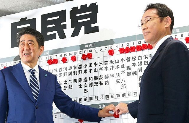 2017年の衆院選で岸田氏㊨の当選を喜ぶ安倍氏