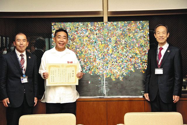 作品とともに記念写真に納まる木梨憲武さん（左から２人目）や武井区長（右）ら＝東京都港区で（区提供）