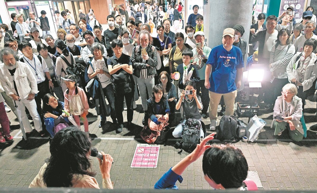 女性区長（手前左）と女性候補者（右）の街頭演説に集まった人たち