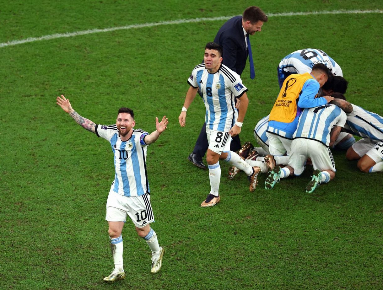 PK戦を制し優勝を決め喜ぶアルゼンチンのメッシ（左）