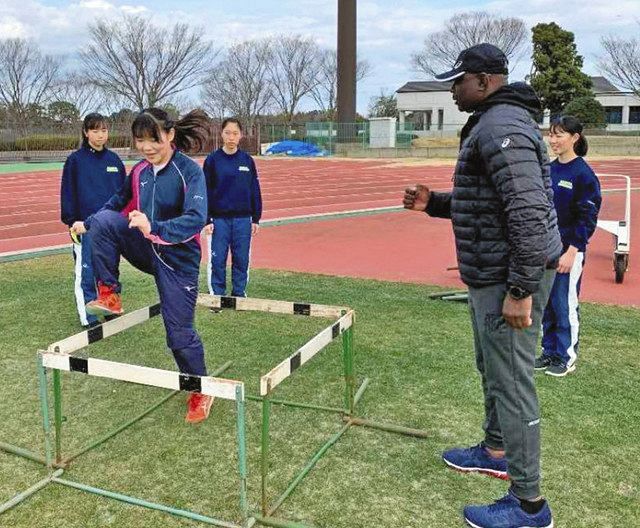 千葉県成田市では、ホストタウン事業として米国陸上選手らを招いた高校生との交流イベントも開かれた＝昨年１月、成田市で（同市提供）