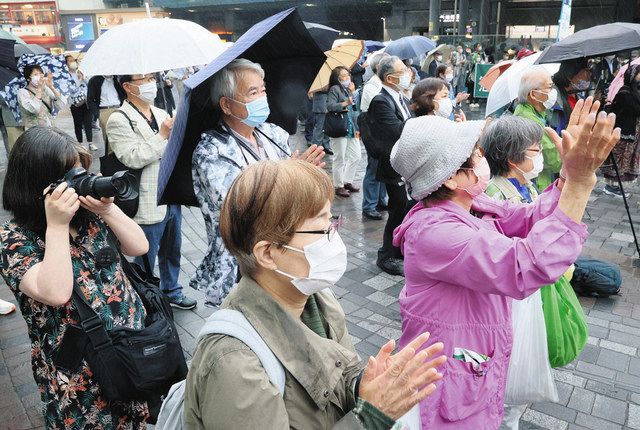 国会閉幕後に行われた街頭演説に拍手を送る支持者＝１５日、東京・有楽町で