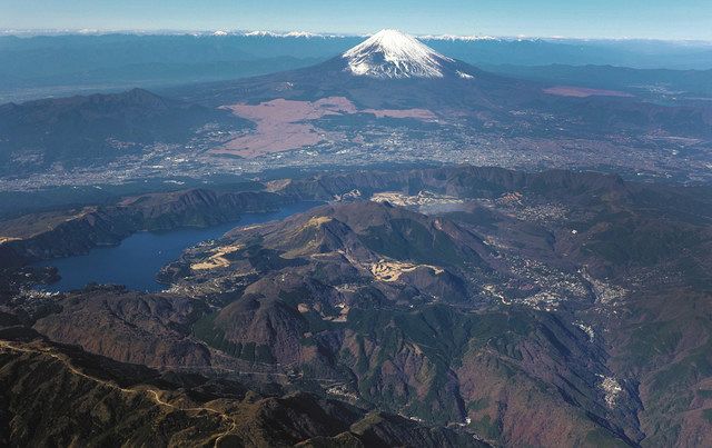 ダイナミックな箱根の山並みと頂を雪にすっぽりと覆われた富士山＝神奈川県箱根町で、本社ヘリ「おおづる」から（内山田正夫撮影）