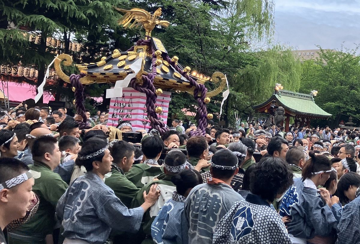 三社祭を写真と動画で 4年ぶりの本格開催 街には声が響き、熱気に包